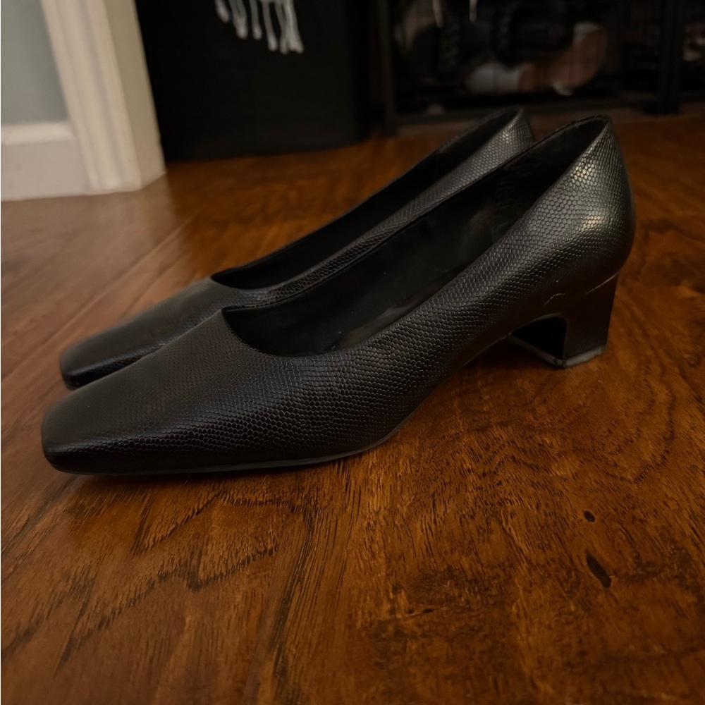 Classic Black Mid-Heel Women's Pumps